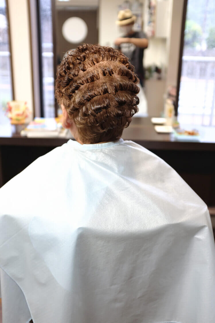 女性がパンチパーマ これってどうなるの からのふんわり素敵スタイル たつの市の美容院メーカー講師が教えるぺったんこ髪の解決方法ブログ